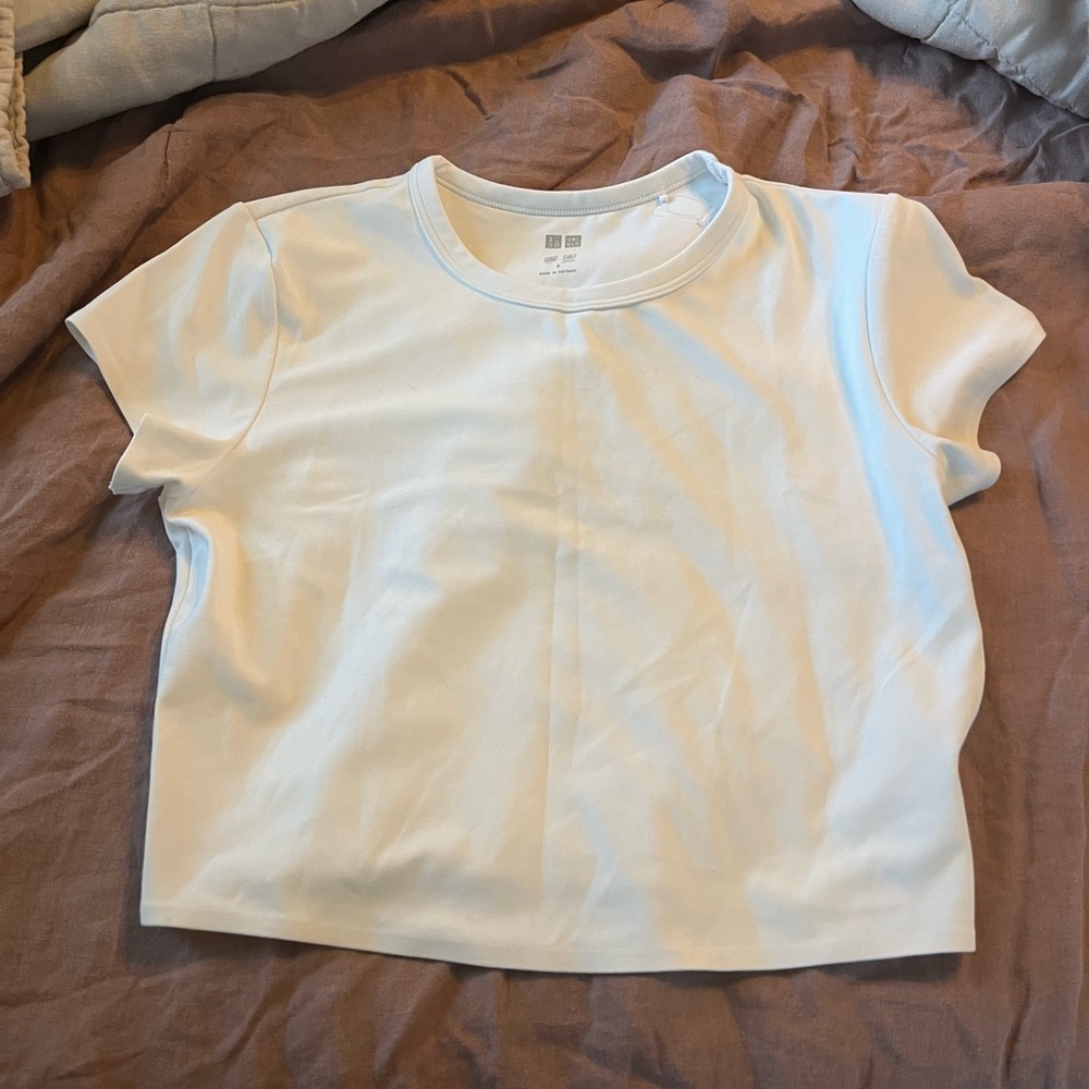 Uniqlo white short sleeve tee